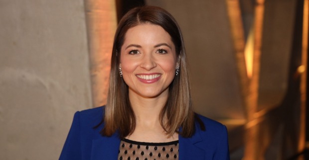 Kristina Inhof mit einem blauen Sakko.