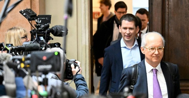 Sebastian Kurz begleitet von Kameras vor dem letzten Prozesstag am Wiener Straflandesgericht.