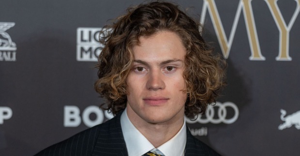 Der Skirennläufer Lucas Braathen vor einer Fotoleinwand.