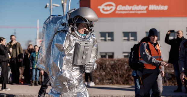 Analog-Astronautin Carmen Köhler begeistert Mitarbeiter:innen und Medien bei ihrem Rundgang im Raumanzug.