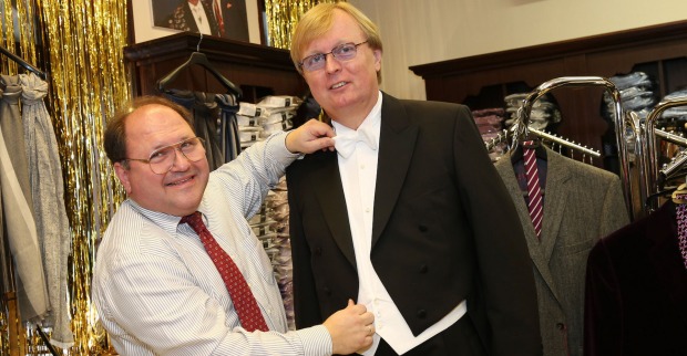 Schneider Michael Teuschler hilft Peter Schaider bei der Frack-Anprobe | Credit: Robin Consult