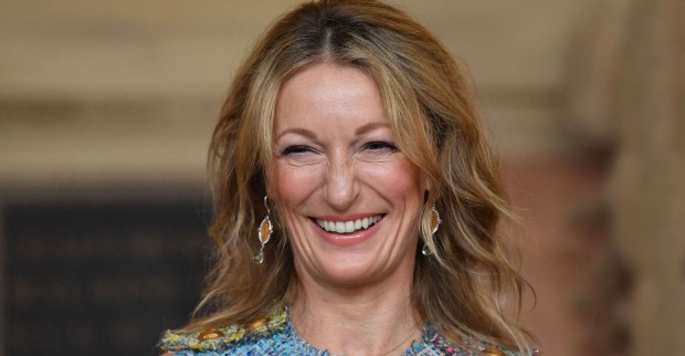 Monika Gruber mit offenen, blonden, gewellten Haaren.