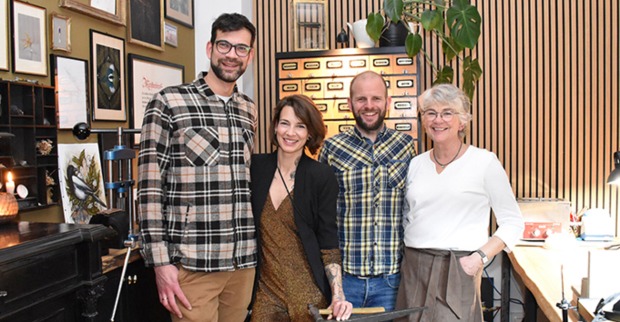 Gastgeberin und Goldschmiedemeisterin Katrin Eberhard mit Markus Andres (mi.), mit Bruder Simon Eberhard (li.) und Mama Ute Eberhard (re.)
