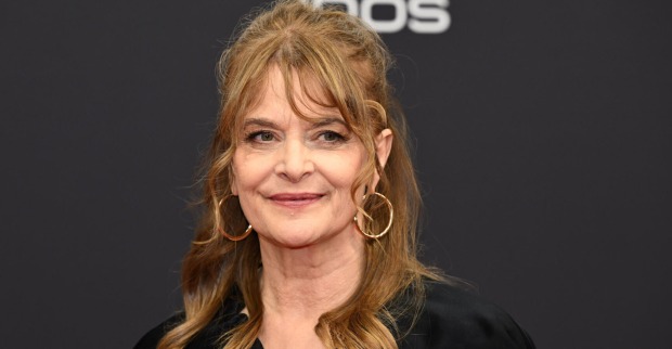 Nastassja Kinski auf einem Event vor einer schwarzen Fotoleinwand.