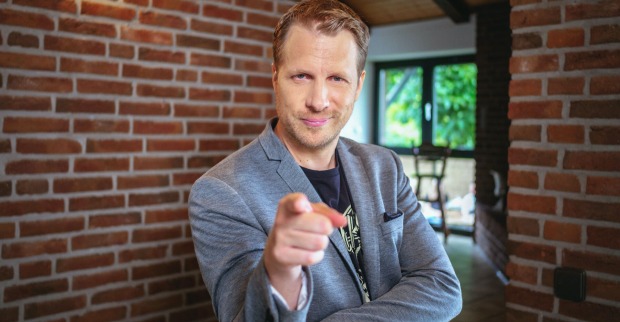 Oliver Pocher zeigt mit dem Finger in die Kamera