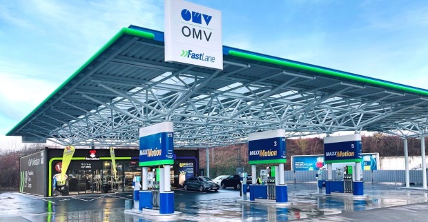 Ansicht einer OMV Tankstelle von schräg unten