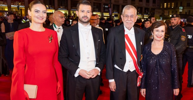 Van der Bellen und seine mit dem montenegrinischen Präsidenten und seiner Gattin vor der Oper  | Credit: Christian Mikes