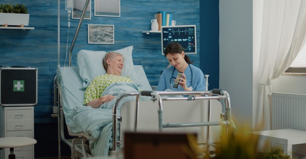 Ältere Dame liegt im Pflegezimmer | Credit: iStock.com/Dragos Condrea