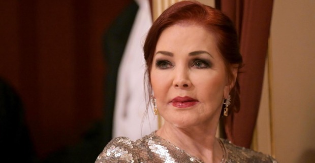 Priscilla Presley in einer Loge am Opernball.