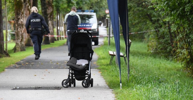 Kinderwagen und Polizeieinsatz in St. Johann in Tirol.