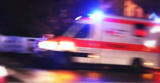 Ein Notarztwagen in der Nacht im Blaulicht-Einsatz.
