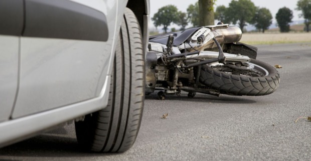 Unfall zwischen einem Auto und einem Motorrad.