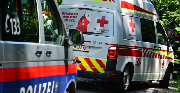 Polizei und Rettungskräfte am Unfallort.