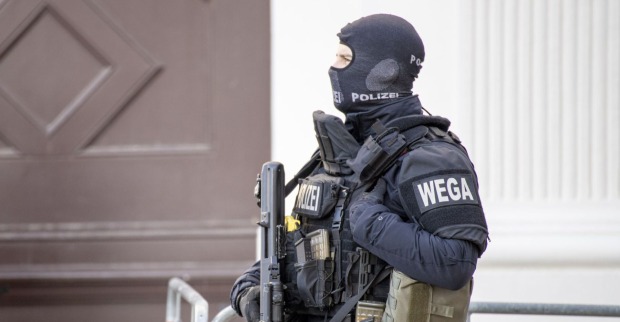 Unformierter WEGA-Beamte.