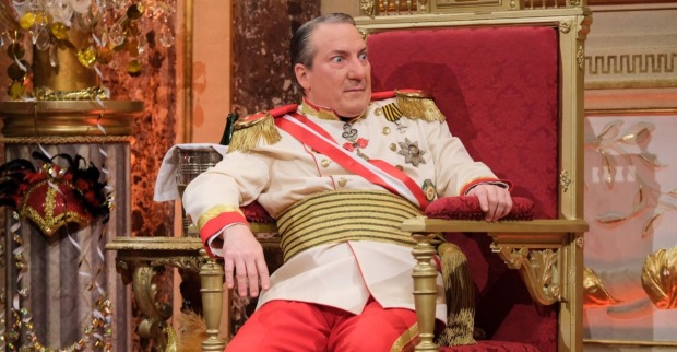 Robert Palfrader gibt als seine Majestät Robert Heinrich I. in der Sendung "Wir sind Kaiser" eine Audienz.