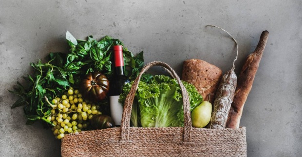 Jutebeutel mit verschiedenen Obst- und Gemüsesorten