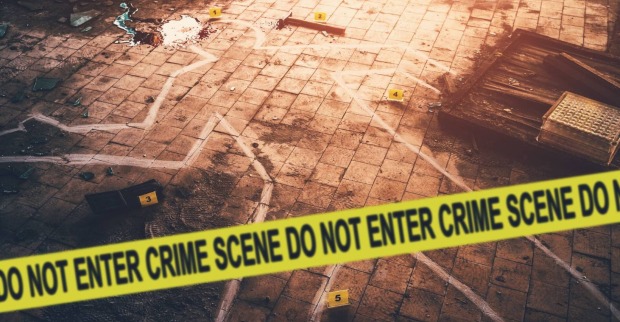 Ein düsterer Tatort eines Mordes: Am Boden wurden die Umrisse eines Leichnams eingezeichnet, im Hintergrund sind ein Hammer und eine Blutlache zu sehen, im Vordergrund ein polizeiliches Absperrband
