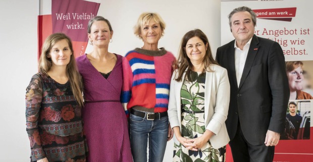 Gruppenbild bei der Feier zu 10 Jahre Housing First