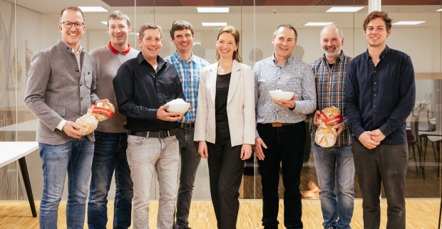 Landesrat Christian Gantner mit den Dinkelbauern, Christina Meusburger (Marke Vorarlberg) und ganz rechts Florian Haag, GF der Bäckerei Mangold