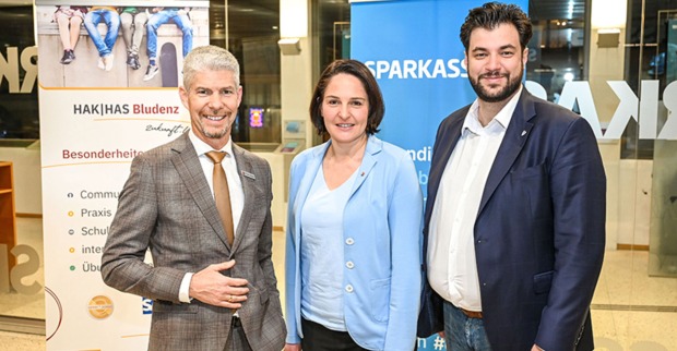 Thomas Schreiber (Vorstand Sparkasse  Bludenz), LT-Vize Präsidentin Monika Vonier und Kulturstadtrat Cenk Dogan (Bludenz) (v. li.)
