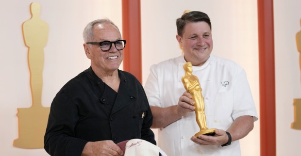 Star-Koch Wolfgang Puck und Küchenkollege Eric Klein.