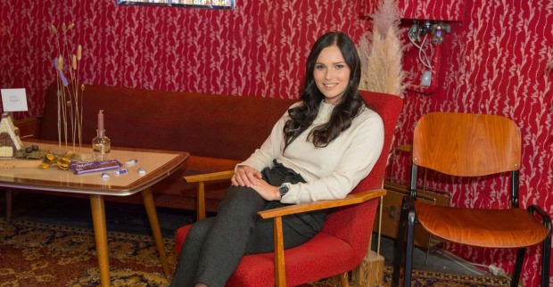 Anna Veith sitzt in einem roten Stuhl