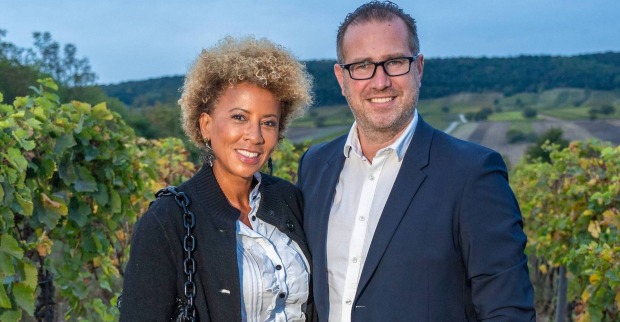Arabella Kiesbauer und Ehemann Florens Eblinger in den Weinbergen.