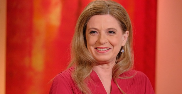 Christa Kummer mit einer roten Bluse und offenen blonden Haaren.