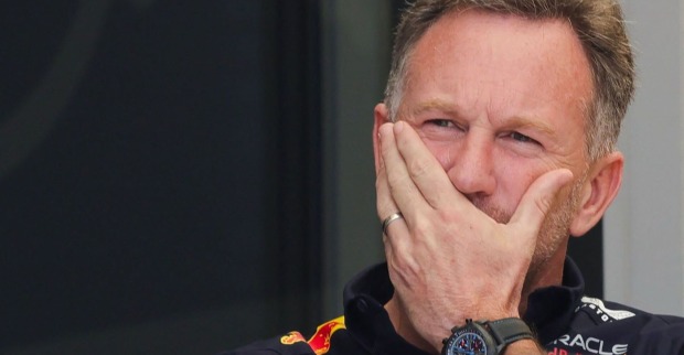 Christian Horner im Porträt, er hält sich die Hand vor den Mund