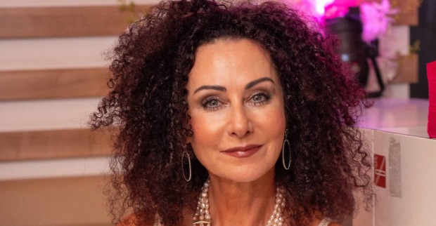Christina Lugner mit offenen gelockten Haaren.