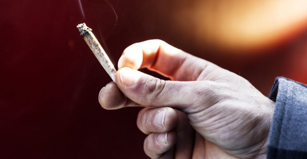 Eine Hand hält einen Joint