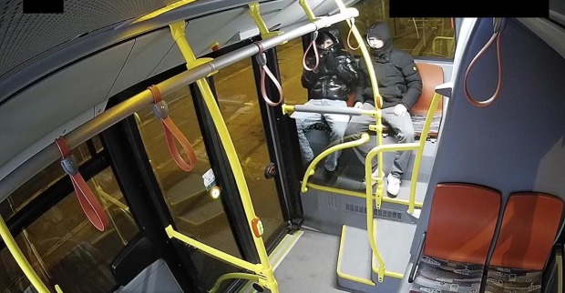 Die zwei Täter sitzen im Bus.
