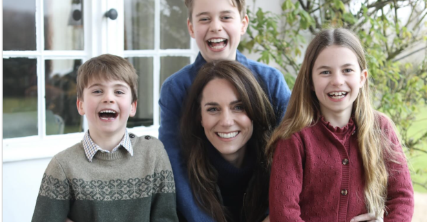 Kate umringt von ihren drei Kindern, alle drei lachen in die Kamera.