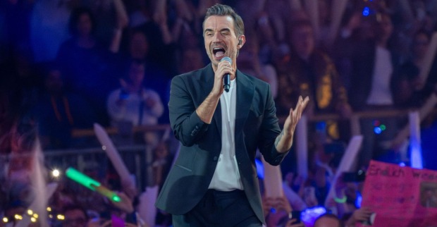 Florian Silbereisen singt auf der Bühne.
