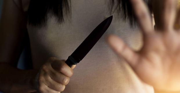 Eine Frau mit einem Messer in der Hand.