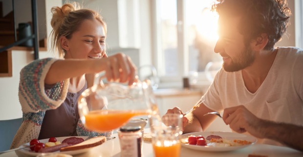 Paar frühstückt gemeinsam | Credit: iStock.com/LuckyBusiness