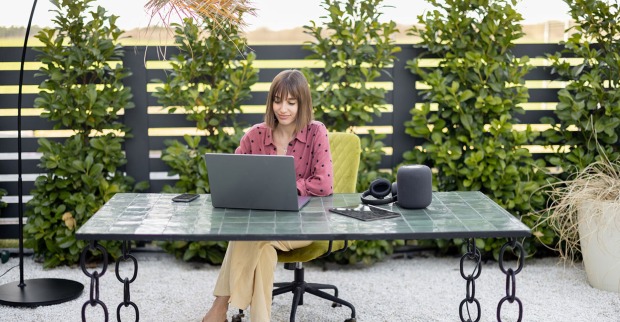 Frau arbeitet im Garten | Credit: iStock.com/RossHelen