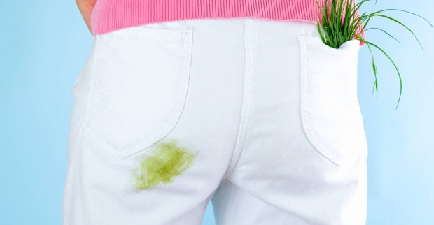 Detailansicht einer weißen Hose mit grünem Grasfleck über dem Gesäß.