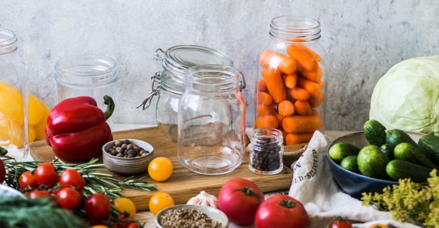 Gläser mit fermentierten Gemüse