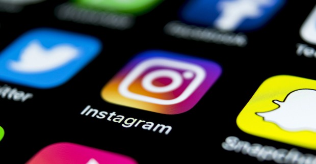 Die Logos der Social Media-Plattformen auf einem Handy-Display