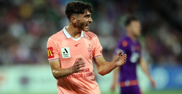 Josh Cavallo während eines Fußballspiels.