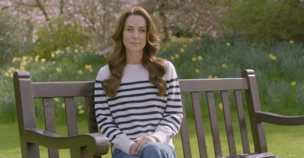 Prinzessin Kate sitzt auf einer Bank im Garten.