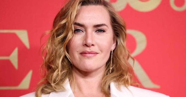 Kate Winslet mit einem weißen Blazer und blonden, gewellten Haaren.