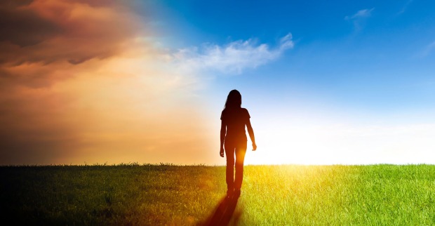 Frau steht auf einer Wiese | Credit: iStock.com/by-studio