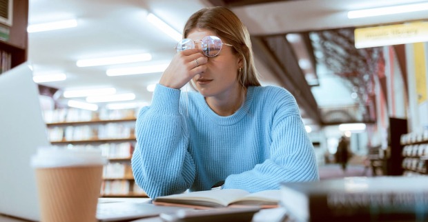 Frau hält sich Hand gegen Stirn | Credit: iStock.com/PeopleImages