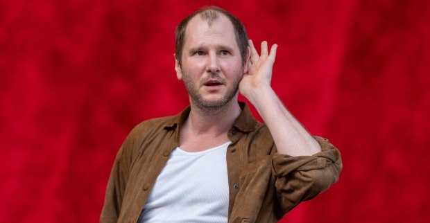 Marco Wanda auf der Bühne mit einem braunen Hemd und einem weißen T-Shirt.