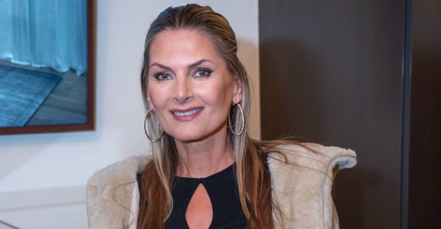 Martina Kaiser mit großen Ohrringen und halb geschlossenen blonden Haaren.