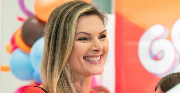 Martina Kaiser mit offenen blonden Haaren bei einem Event.