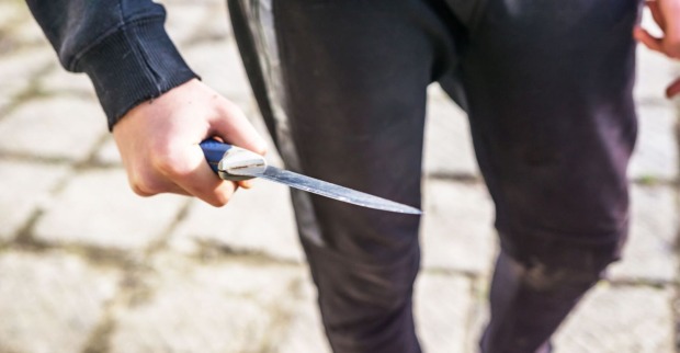 Ein Jugendlicher mit einem Messer in der Hand.