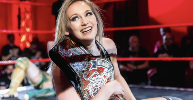 Blonde Frau im Wrestling-Ring